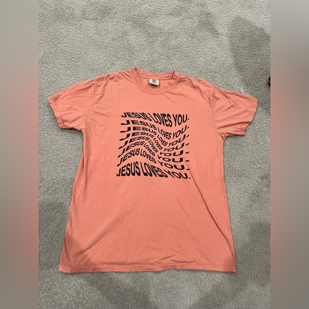 coral swirled Jesus Loves you shirt size large